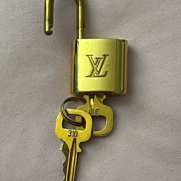 Louis Vuitton lock and keys set - Picture 4 of 5